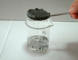 廃天ぷら油を完全に吸着凝固